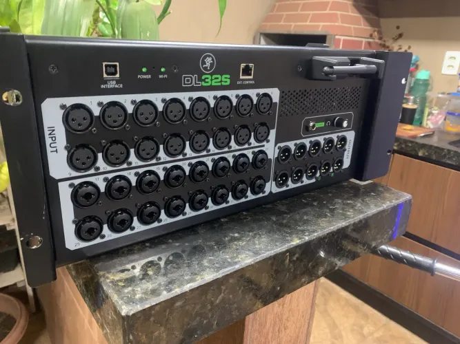 Mesa de som rack Mackie DL32s