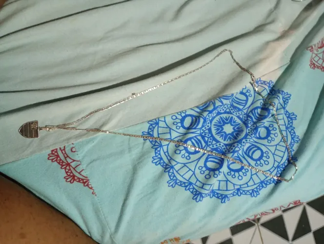 Vende-se um cordão de prata e medalha do flamengo