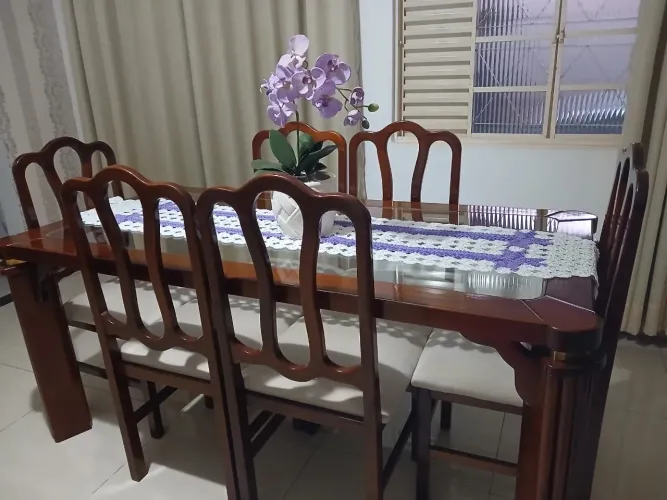 Mesa de Jantar, aparador e espelho 