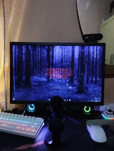 Monitor KOSS recentimente usado mais NOVO 