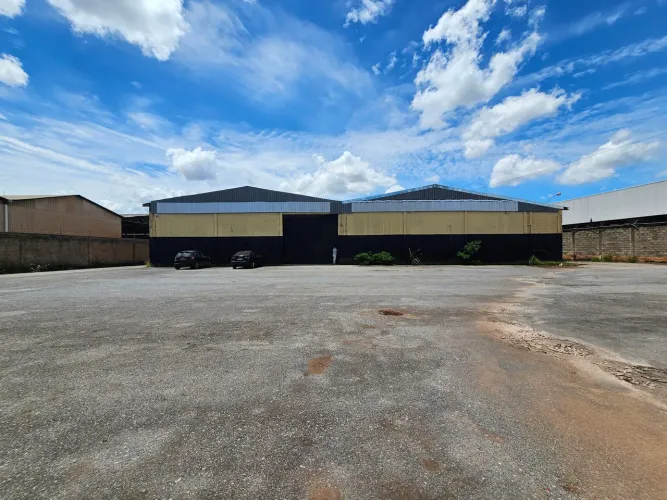Galpão Logístico com 2.300m², Pé dir 6 m, 08 Docas, Portas automatizadas, acesso de carret