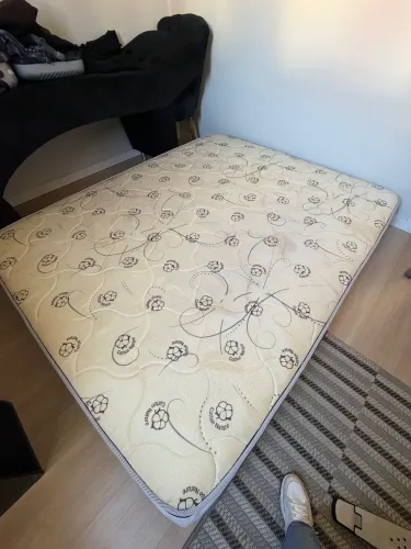 Vendo colchão queen size semi novo