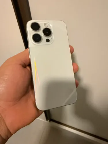 Vendo IPhone 15 pro com caixa e cabo 