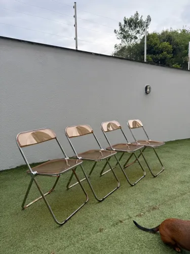 Cadeiras dobráveis em acrílico