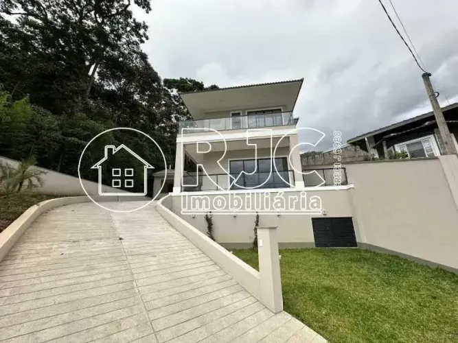 Imóvel para venda possui 280 metros quadrados com 4 quartos em Vargem Grande - Teresópolis