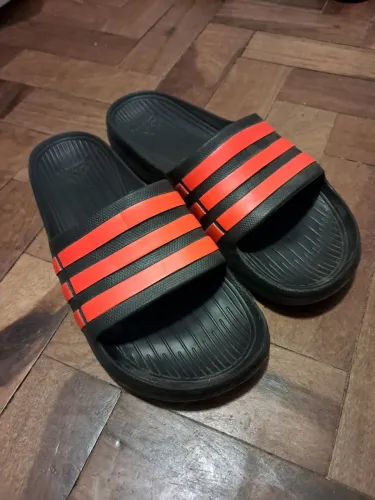 Chinelo Adidas Preto com Listras Vermelhas - Confortável e Conservado.