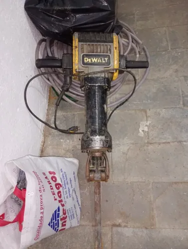 MARTELETE DEWALT 30 kg - USADO FUNCIONANDO PERFEITAMENTE.