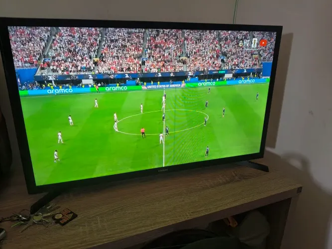 TV Smart Samsung 32" (Com detalhe na tela) - Barata para sair logo