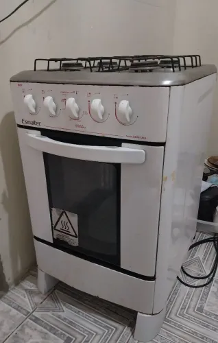 Fogão semi novo 200,00