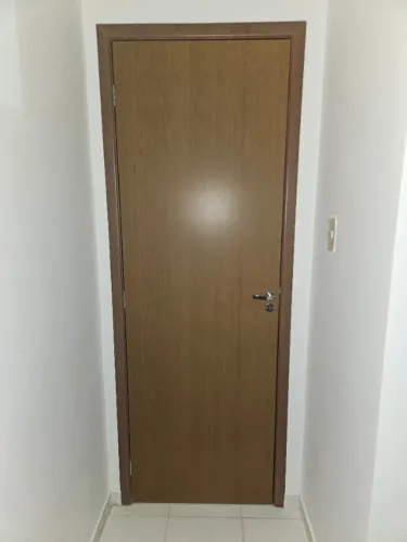 Porta HDF Madelar + ferragens Saprano e caixilhos
