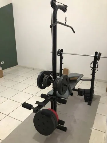 Aparelho de Academia Banco Supino SP-3300 Pro com Torre para Puxada, Banco Scott (Leia)<br><br>