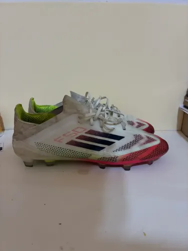 Chuteira adidas tamanho 43 campo ótima