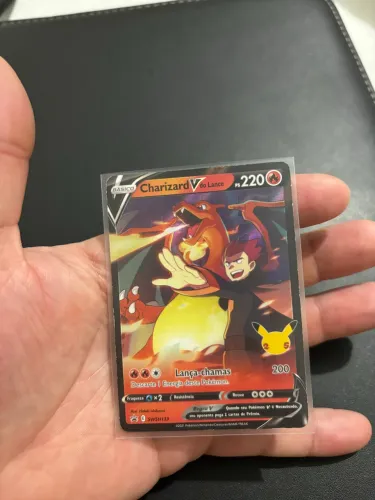Carta Pokémon Charizard V do Lance SWSH133 Promo 25 Anos PT-BR Original