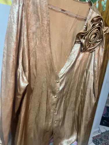 Blusa dourada com flor XG