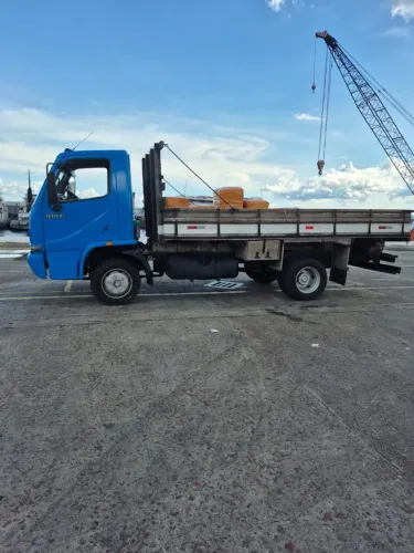 Caminhão acello 915