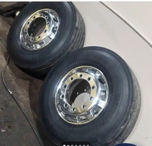 2 pneus Bridgestone  e 2 rodas de alumínio