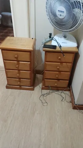 Mesinhas de cabeceira em madeira 