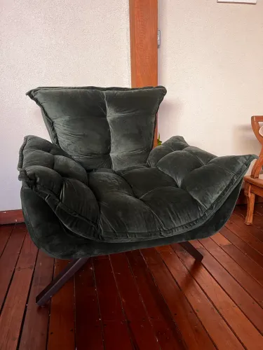 Poltrona acolchoada verde