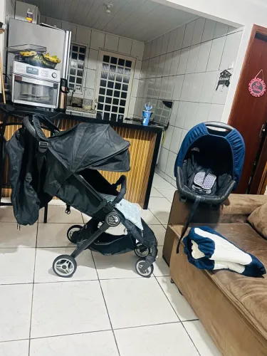 Carrinho e bebê conforto