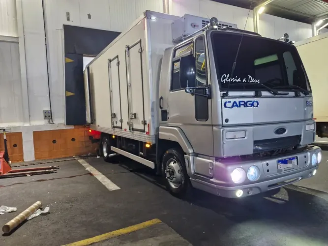 Ford cargo 815e refrigerado com baú para 8 paletes