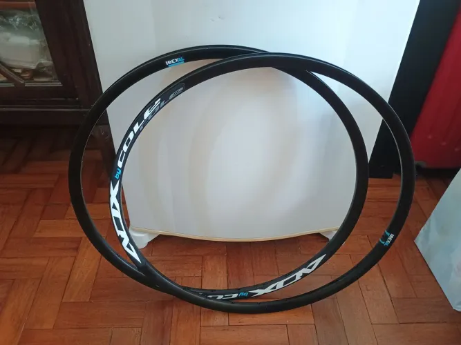 Par de aros com cubos Shimano XT 8110 boost da marca Suíça Cole mtb