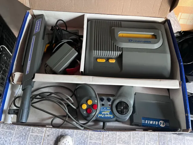 Dynavision com 94 jogos 1 controle e uma 