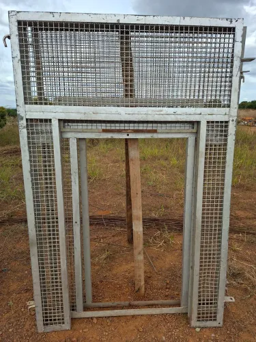 Porta com tela e alambrado