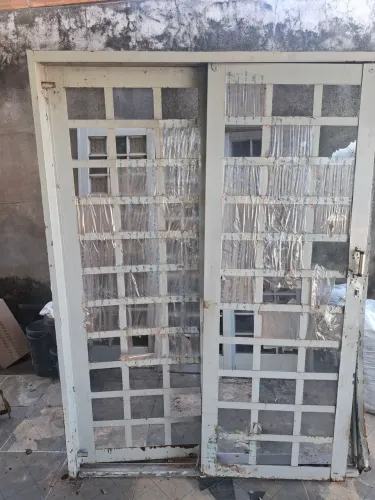 Portas e janelas de ferro usada 