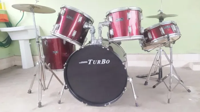 Bateria Acústica Turbo Completa Vermelha com Pratos