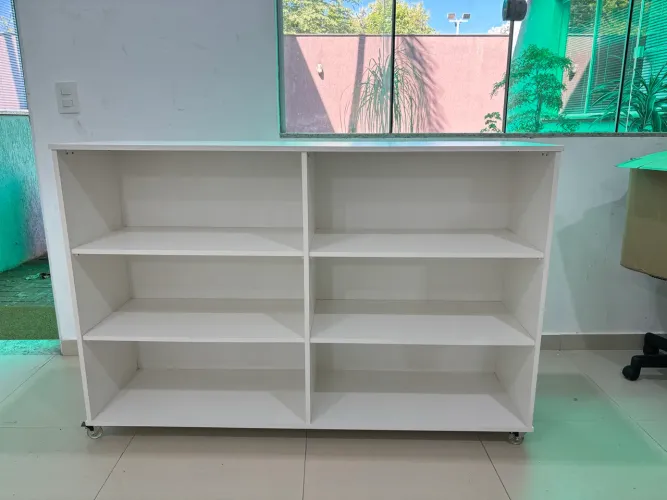 Balcão em MDF branca com rodinha