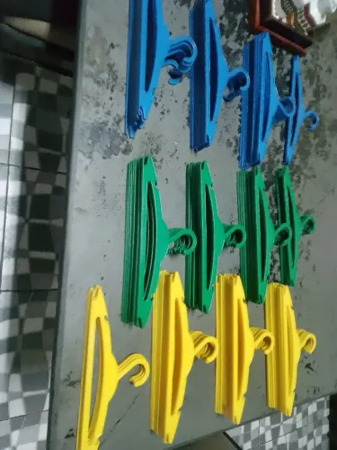 100 Cabides coloridos infantil em excelente estado