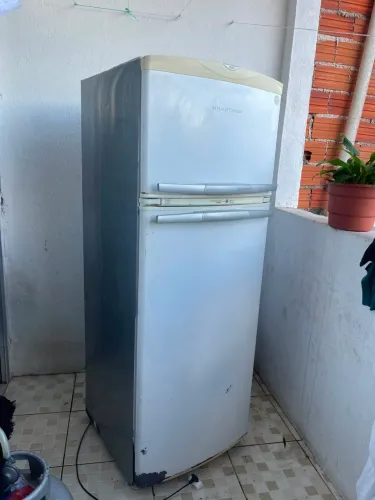 Vendo geladeira seminova funcionando perfeitamente