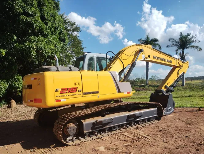 Escavadeira New Holland ano 2012 em excelente estado 