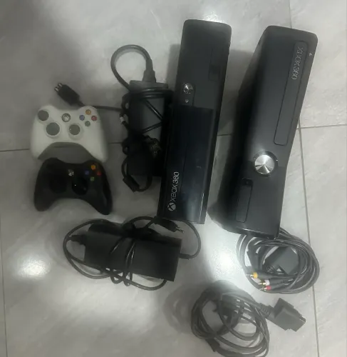 2 Xbox com luz vermelha