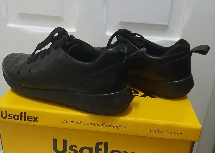Tênis USAFLEX feminino. Couro preto com cadarço. Número 35.