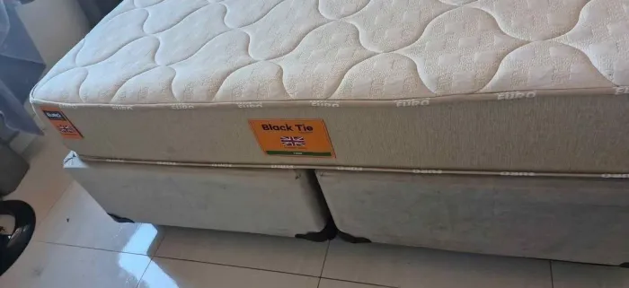 Cama Queen excelente estado. NÃO ENTREGO!! RETIRAR NO JARDIM SIMUS