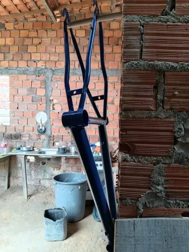 Vende-se bike desmontada, aro 24, garfo, corrente nova, suporte novo, um pneu seminovo.