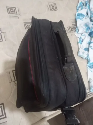 Vendo pequena mala de viagem