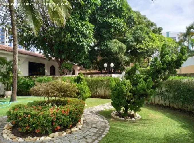 Casa no Bairro Coroa do Meio - 4 Quartos, 5 Garagens, DPE, Varanda e Mais