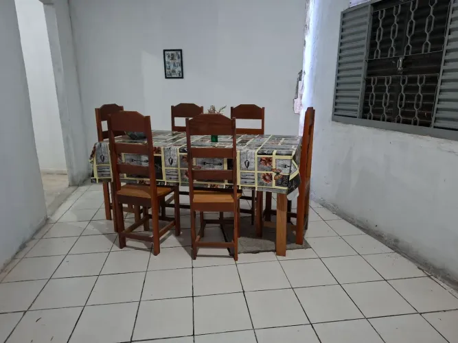 Mesa madeira com 6 cadeiras