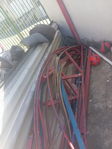 Estrutura de garagem com telhas completa.fotos dela montado para ver como fica.