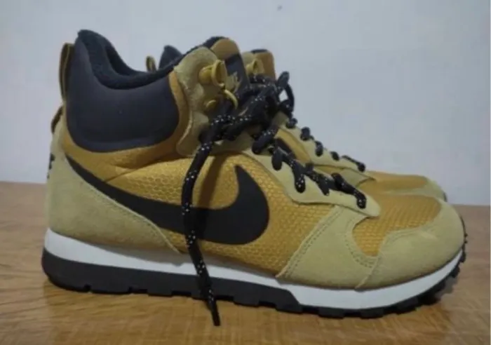 Nike bege e preto 