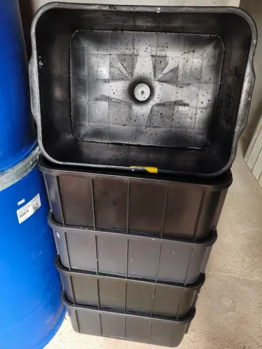 Caixas plásticas fechadas