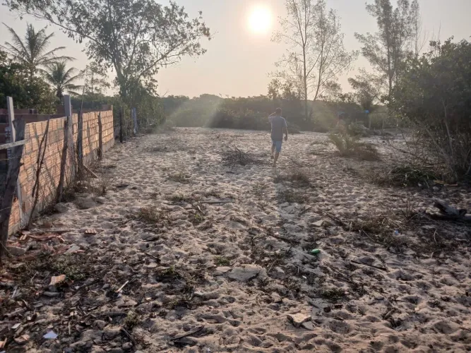 Terreno 18x50 em Grussaí com Fundos para Lagoa!