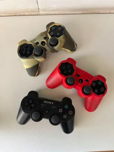Vendo PlayStation 3 com 3 controles sem fio, com 9 johos