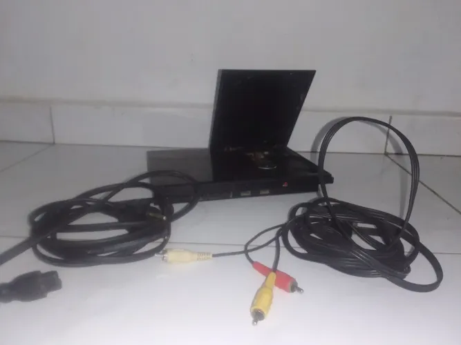 PlayStation 2 sem controles com cabo de fonte e cabo AV