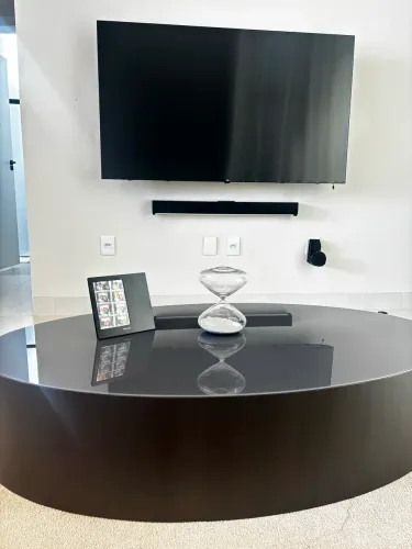 Mesa de Centro Súria Oval 1,40m com Tampo de Vidro - R$ 1.800
