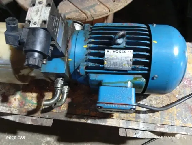 Conjunto motor trifasico de 4 CV. bomba hidráulica para 20 Ton. De compressão usado em