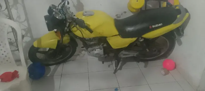 Moto sucatinha mas está rodando funciona. troco também em videogame do meu interesse