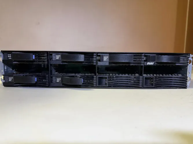 Gaveta Storage IBM System Storage EXP3000 (1727-HC1) 2U - Com Gavetas de HD